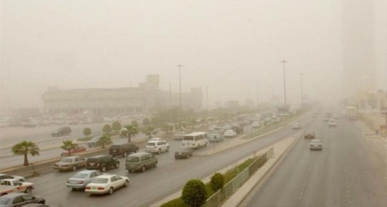 سحب عابرة وأمطار تتساقط على حائل.. وتحذير لمرتادي بعض الطرق