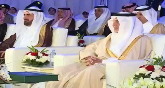 بالفيديو.. الأمير خالد الفيصل يتفاعل مع طفلة خلال حفل تدشين مشروعات بالطائف
