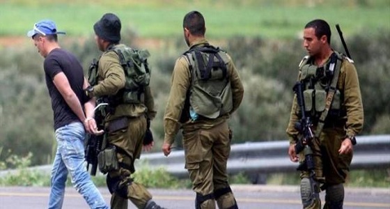 قوات الاحتلال الإسرائيلي تعتقل فلسطينيين من محافظة الخليل