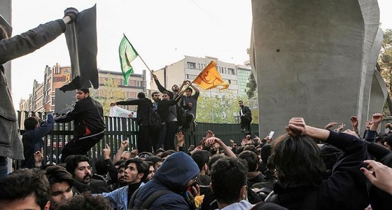 متظاهرون يستقبلون وزير العدل الإيراني بالأحذية في جنيف