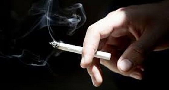 دراسة: تناول المدخنين للشاي الساخن يصيبهم بمرض خطير