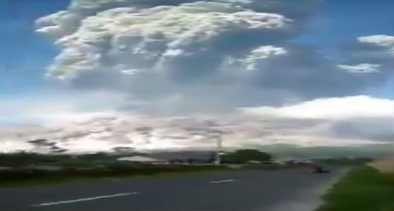 بالفيديو .. انفجار بركان في إندونيسيا يثير ذعر السكان