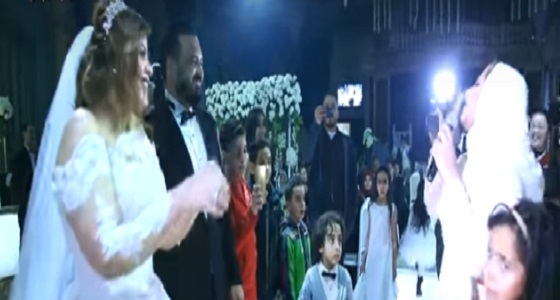 بالفيديو.. فتاة تفاجأ شقيقتها بفعل غير متوقع في حفل زفافها