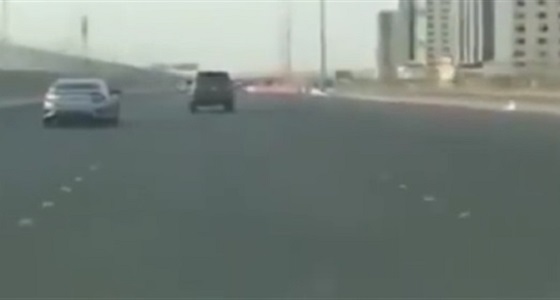 بالفيديو.. تهور شاب بسيارته على الطريق السريع 
