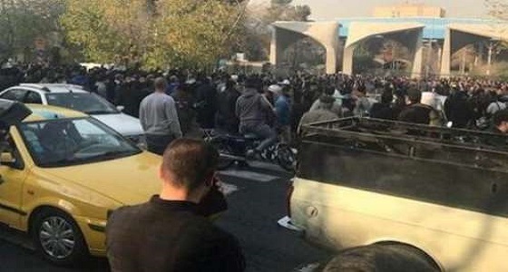 مصرع 3 ضباط شرطة إيرانيين باشتباكات مع محتجين في طهران