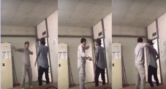 بالفيديو.. عامل صيني يهين مواطن بجازان