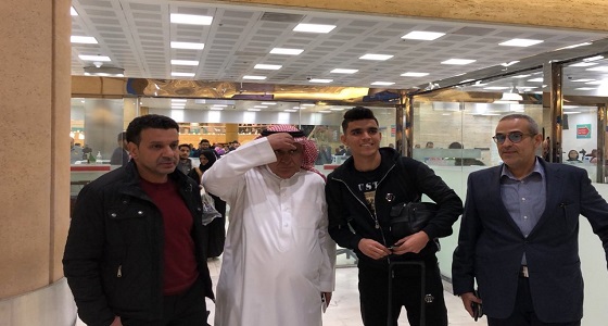بالصور.. محترف الهلال أشرف بن شرقي يصل الرياض