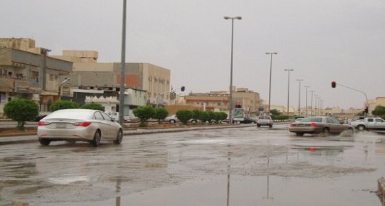 بلدية الخرج تزيح أطنان من مياه الأمطار المتجمعة في أحياء السيح