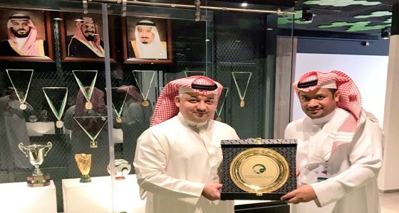 رئيس اتحاد الكرة يُكرّم عبدالمحسن الدهيمي
