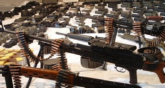 الكشف عن مخبأ للأسلحة والذخيرة وإيقاف مهربين بالجزائر