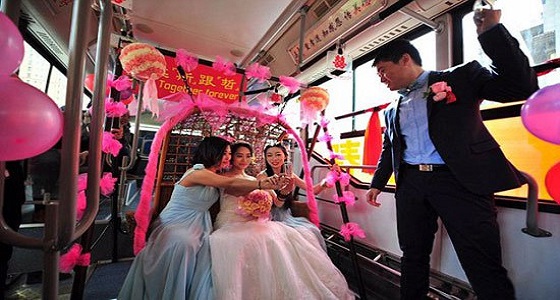 عروسان يحتفلان بزفافهما في حافلة نقل عام وفاءًا لمهنتهما