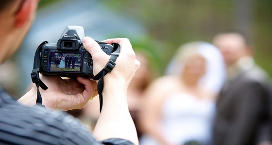 مقاضاة مصور زفاف التقط صور &#8221; خليعة &#8221; للضيوف