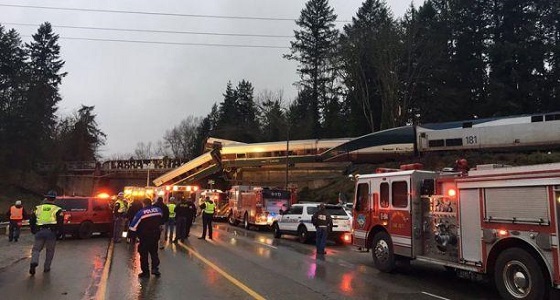 مقتل وإصابة العشرات في حادث خروج قطار عن مساره بأمريكا