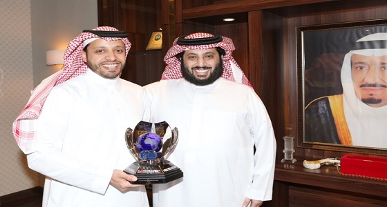 آل الشيخ يطلع على إنجازات ياسر بن سعيدان في رياضة السيارات