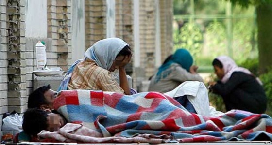 25 ألف إيراني ينامون في الكراتين