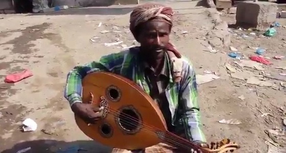 بالفيديو.. يمني يحارب الحوثيين بالعود والغناء