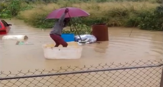 بالفيديو.. رد فعل صادم لعائلة سقط ابنها في مياه السيول