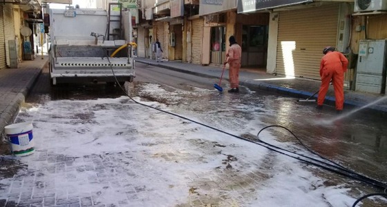 بالصور.. تنظيف شوارع عرعر بالماء والصابون