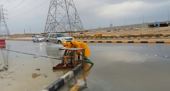 بالصور..الفرق الميدانية تتعامل مع تجمعات الأمطار قبل بدء اليوم الدراسي
