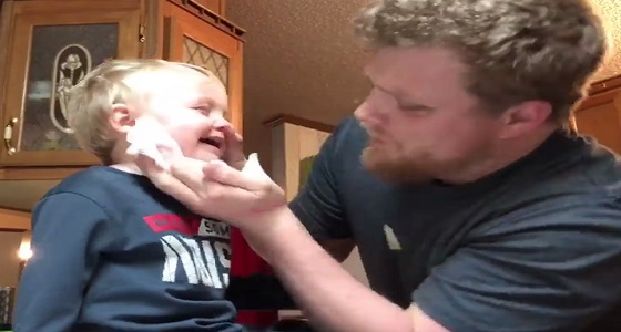 بالفيديو.. أب يخرج حبة مكرونة من أنف ابنه بطريقة غريبة