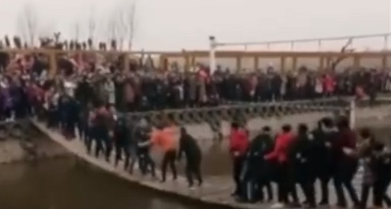 بالفيديو.. نهاية صادمة لسائحين يتأرجحون على جسر مشاة