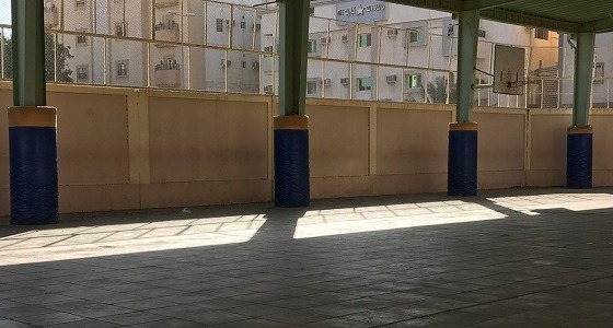 تطبيقا لمبادرة &#8221; سليم &#8221; .. موانع حامية من الصدمات بفناء مدرسة الحديثة في جدة