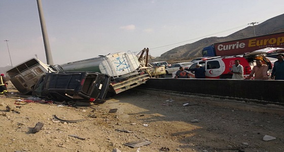 بالصور.. إصابة 3 من عائلة واحدة وقائد شاحنة في تصادم بجدة