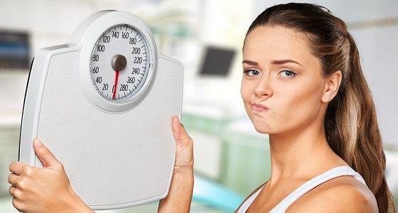 أطباء يوضحون العلاقة بين السهر وزيادة الوزن