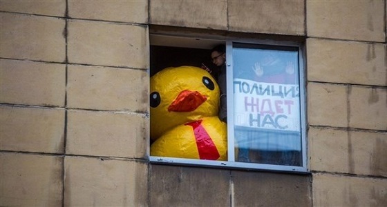 بطة بلاستيكية تتسبب في اعتقال معارض روسي
