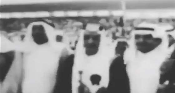 بالفيديو.. خادم الحرمين الشريفين يؤدي العرضة مع إخوانه