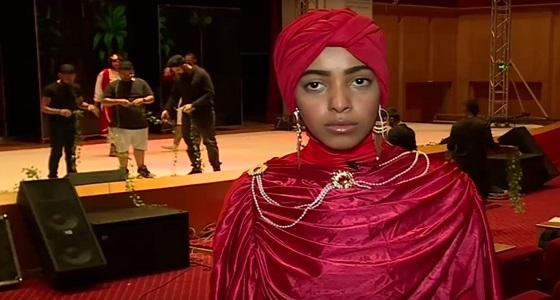 بالفيديو .. فتاة سعودية تشارك في مسرحية &#8221; حياة الإمبراطور &#8220;