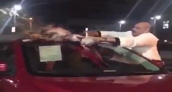 بالفيديو.. مصري يمنع الحسد عن سيارته الجديدة بذبح &#8221; ماعز &#8220;