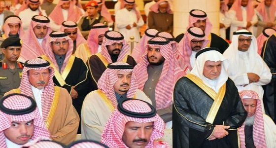 أمير الرياض يؤدي صلاة الميت على الأمير عبدالعزيز بن بندر بن محمد بن عبدالعزيز