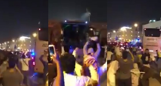 بالفيديو.. جماهير النصر تعترض حافلة اللاعبين وتقذفها بالحجارة