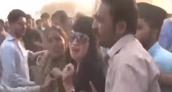 بالفيديو.. تحرش جماعي في تجمع للحزب الحاكم الباكستاني