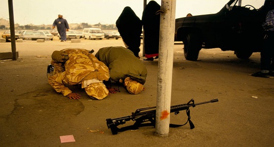 صورة نادرة لجنديين سعوديين يؤديان الصلاة أثناء &#8221; حرب الخليج &#8220;