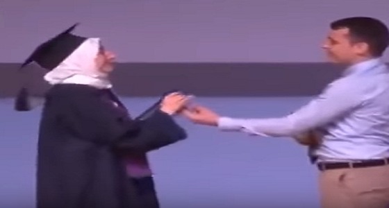بالفيديو.. رد فعل صادم لفتاة طلب منها شاب الزواج في حفل تخرجها