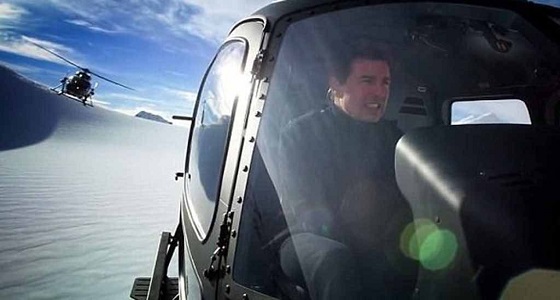 بالفيديو.. توم كروز يذهل متابعيه بفيديو لأخطر مشاهدة من طائرة هليكوبتر