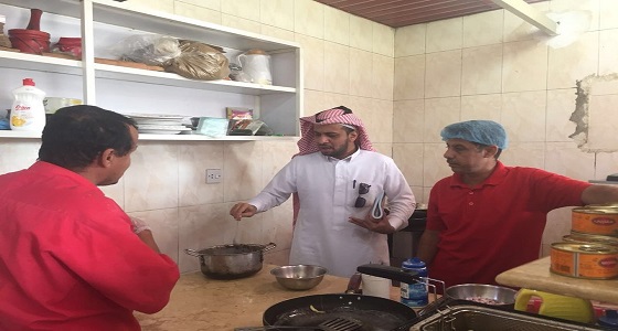 بالصور.. إغلاق مطعمين ورصد مخالفات بمركز جمعة ربيعة في ” بارق عسير “
