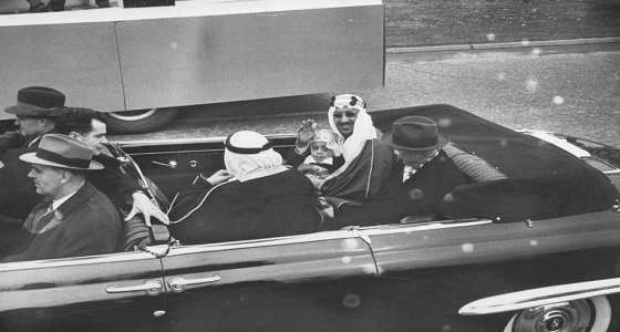 صورة نادرة تجمع الملك سعود بابنه مشهور في لحظة عفوية