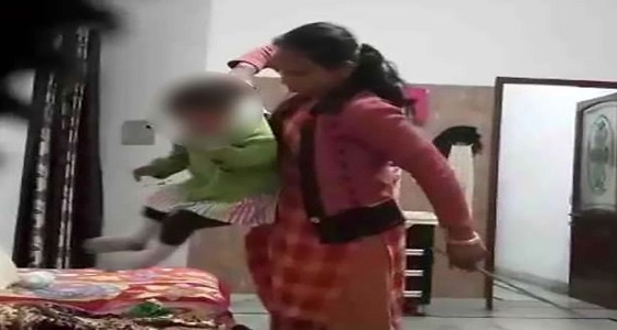 فيديو مروع لمربية تعتدي بوحشية على طفلة صغيرة