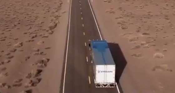 بالفيديو.. شاحنة تقطع مسافة طويلة بدون سائق