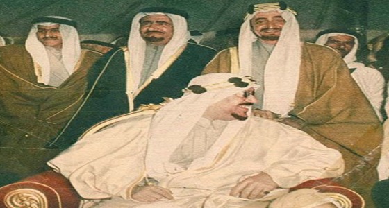صورة نادرة لجلالة الملك سعود وسمو الأمير فيصل في لحظة عفوية