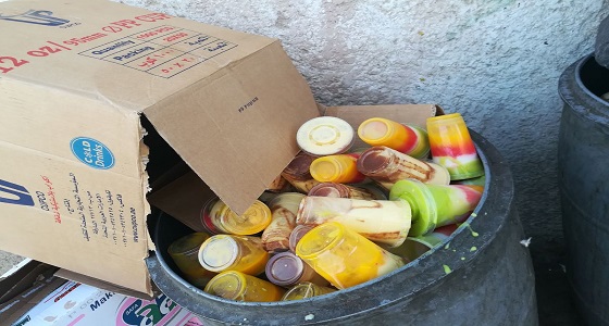 بالصور.. بلدية &#8221; شرق الدمام &#8221; ضبط وإتلاف 100 علبة عصير