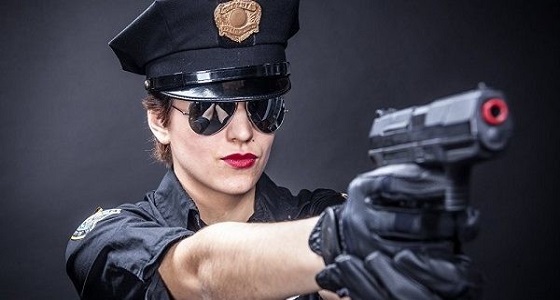 إقالة شرطية من عملها بسبب ماضيها