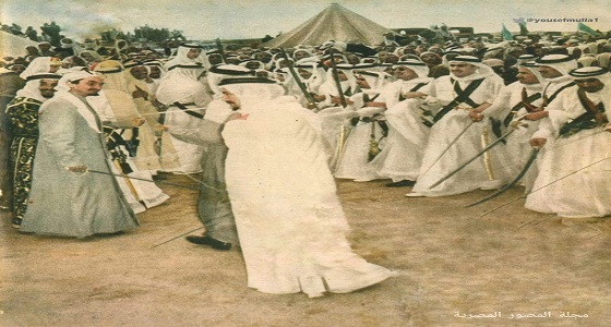 صورة نادرة للملك فيصل يؤدي العرضة مع الأمراء