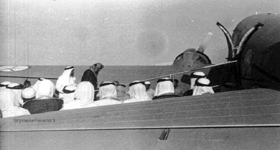 صور نادرة للملك &#8221; عبد العزيز &#8221; خلال ركوبه طائرة لأول مرة