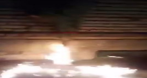 بالفيديو.. إيراني يحرق لافتة على مقر الباسيج بذكرى ثورة الخميني