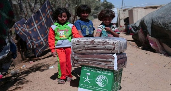 بالصور.. مركز الملك سلمان للإغاثة يوزع مساعدات في مخيم عتمة