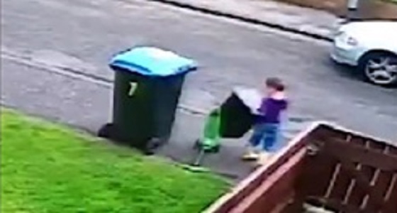 بالفيديو.. عامل نظافة يتسبب في احباط طفل صغير